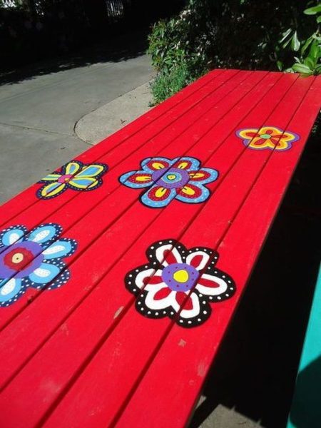 Masa pictata cu flori