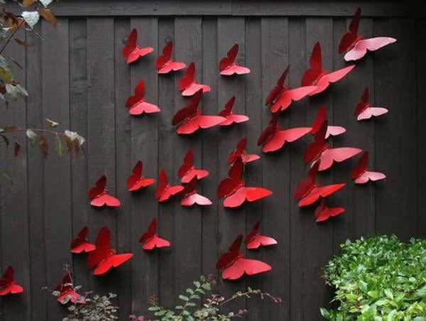 Gard decorat cu fluturi rosii
