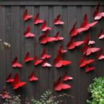 Gard decorat cu fluturi rosii