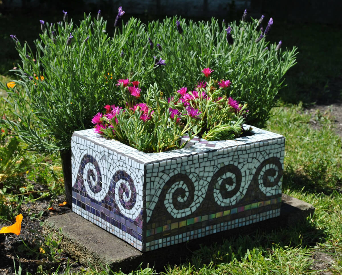 jardiniera cu placi de mozaic